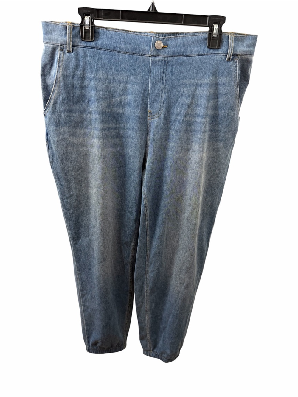 Halara Women’s light wash pull on jeans with cinched ankles! Size XL! NWOT!